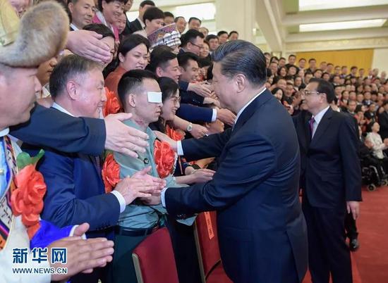 5月16日,党和国家领导人习近平、李克强、王沪宁等在北京人民大会堂会见第六次全国自强模范暨助残先进表彰大会代表。新华社记者 李学仁 摄
