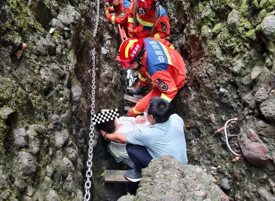  消防员到场救援。图源：安徽消防