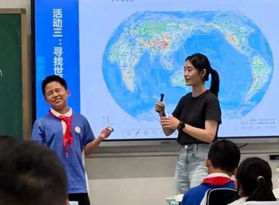 严诗思正在给学生上课