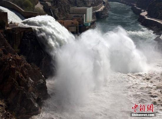 此次刘家峡水库提闸放水持续时间大约16分钟,闸门最大开度提至60%。 侯齐 摄
