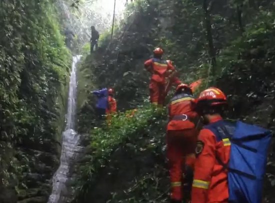 消防员进山救援。图源：湖南消防