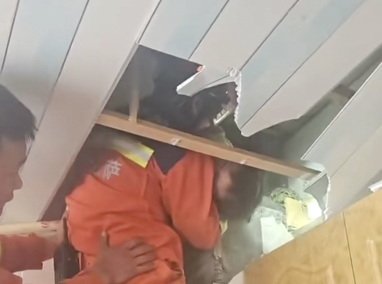 幼童获救。图源：西藏消防