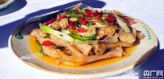 新疆美食椒麻鸡(记者罗成摄)