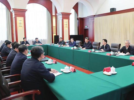 9月25日至28日,中共中央总书记、国家主席、中央军委主席习近平在东北三省考察,主持召开深入推进东北振兴座谈会。这是28日下午,习近平主持召开深入推进东北振兴座谈会并发表重要讲话。新华社记者 鞠鹏摄