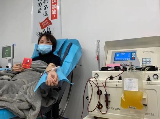 蔡桃英正在捐献血浆。图片来源：武汉血液中心
