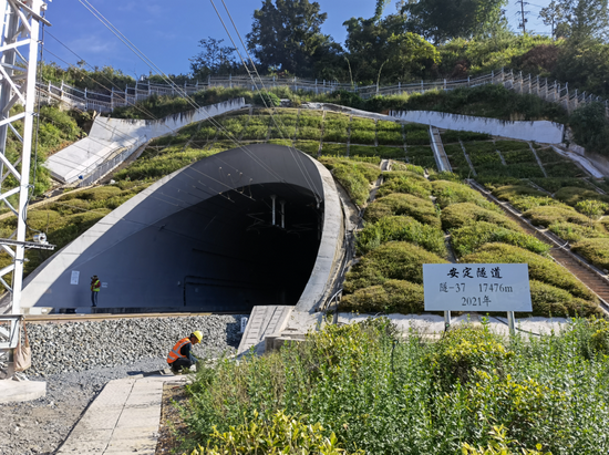 安定隧道。新华社记者 丁怡全 摄