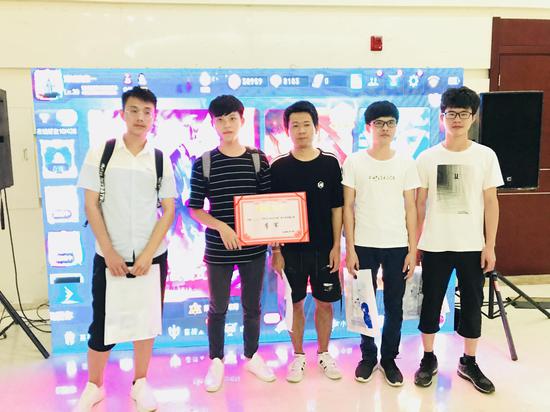 一轮游战队合照