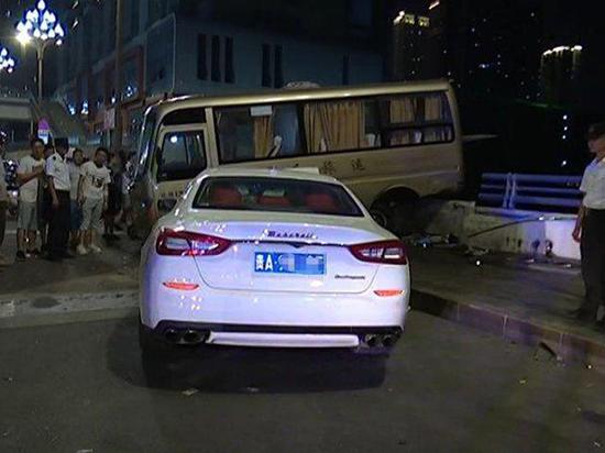 玛莎拉蒂撞上路边中巴成废铁,男司机:别救我,先救狗