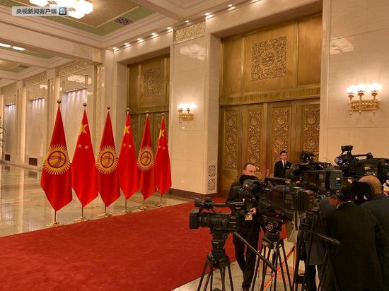 △28日中吉两国领导人握手合影处。（央视记者段德文拍摄）