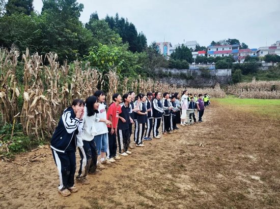  班级啦啦队在泥地中加油鼓劲