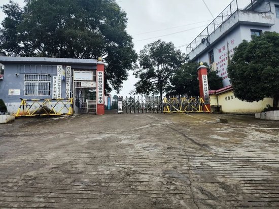 罗汉中学校门口