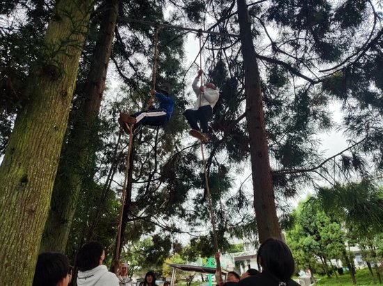 欧阳谦和同学比赛爬绳子