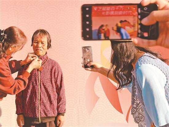 &nbsp;&nbsp;　　摄影师为村民拍照