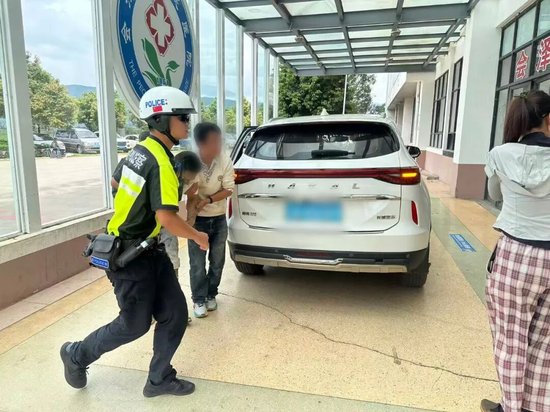 手臂撕裂伤者血流不止，骑警5分钟开道抢