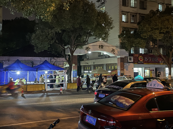 11月25日晚间的香樟苑，有居民反映，目前只进不出，一早就拉了警戒线。《财经》记者李皙寅拍摄