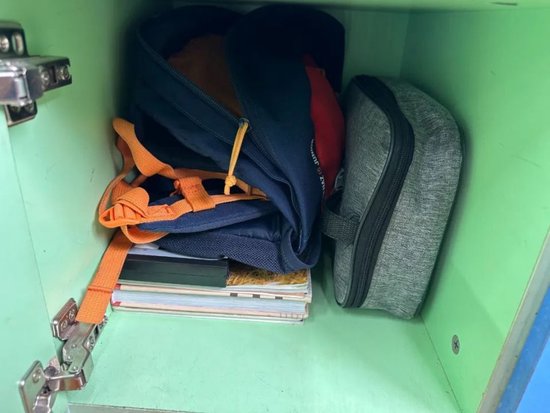老師教學生整理收納，使用輕便的書包