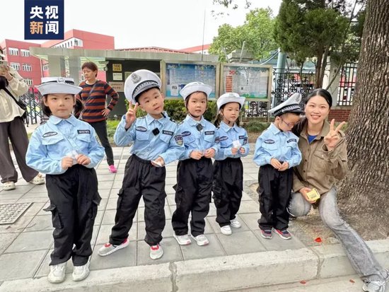△王旭颖老师和孩子们