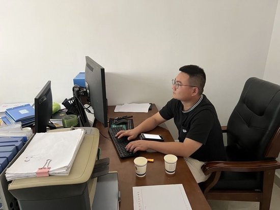 李东同志生前工作照。(资料图片)