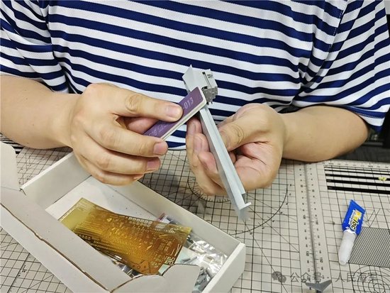 对模型船体精心打磨