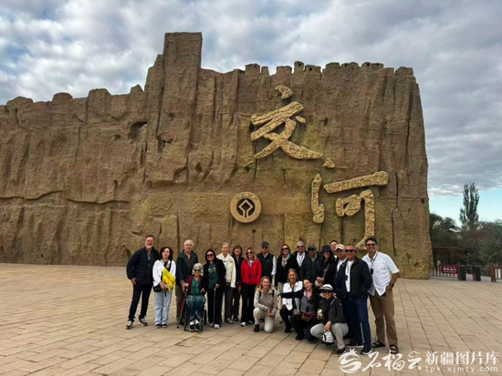  考古學家拉斐爾帶領的考古旅行團合照。祖力菲亞·艾買提攝