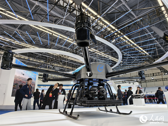景德镇低空产业生态展上，人们正在参观一架大型多旋翼无人机。人民网记者 时雨摄