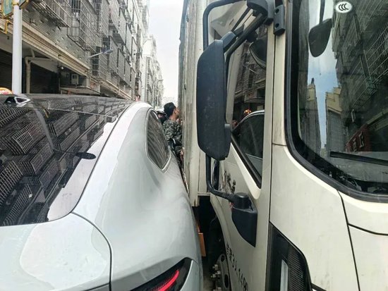  被困司机。图源：浙江消防