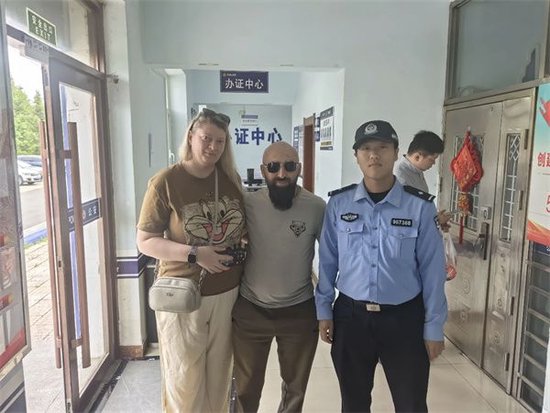 俄罗斯游客丢手机 珲春民警帮找回