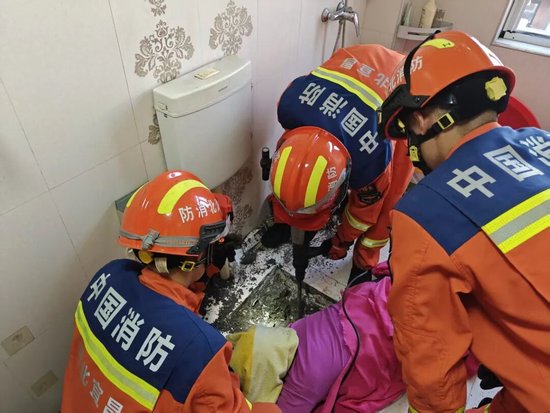 消防员到场。图源：宜昌消防