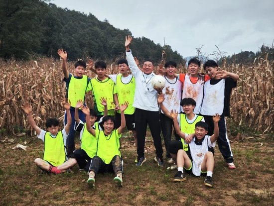  欧阳谦和校足球队在玉米地足球场