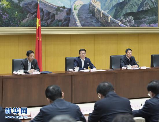 12月2日,“证照分离”改革全覆盖试点工作培训动员部署电视电话会议在北京召开。中共中央政治局常委、国务院副总理韩正出席会议并讲话。 新华社记者 王晔 摄