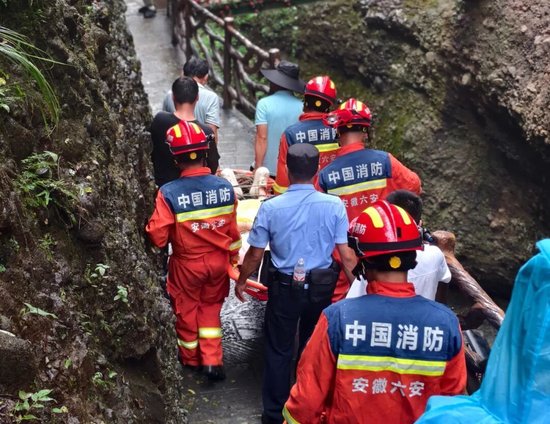  消防员将女子向山下转移。图源：安徽消防