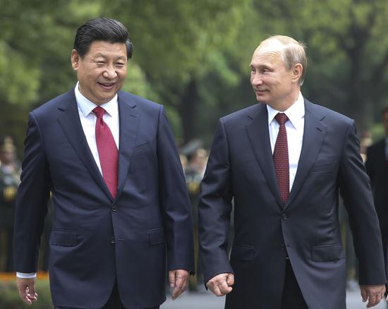 2014年5月20日,中国国家主席习近平在上海同俄罗斯总统普京举行会谈。这是会谈前,习近平在上海西郊会议中心广场为普京举行欢迎仪式。新华社记者兰红光摄