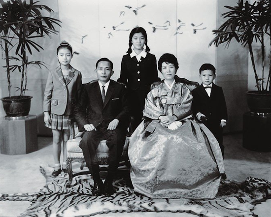  ·韩国时任总统朴正熙与妻儿合影。