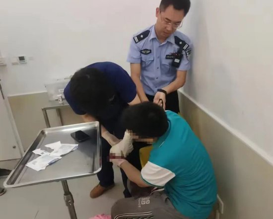  叶哲伟陪同伤者在医院救治。