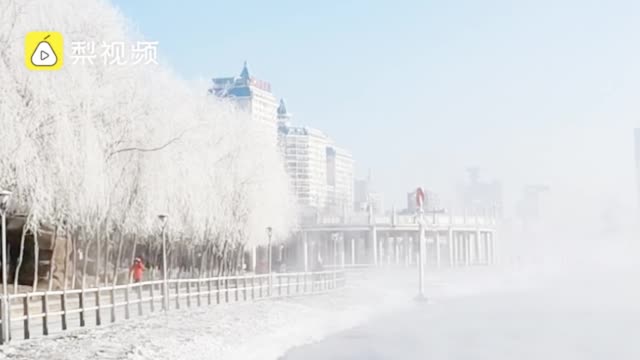 吉林松花江畔迎新年首场雾凇