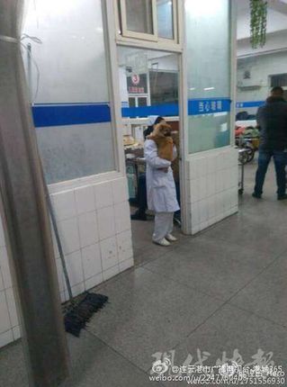 江苏一护士上班抱狗被停职