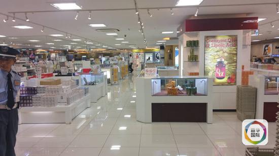 迷信日本制造 中国游客在日本免税店爆买被坑