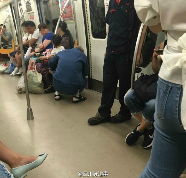 (微博)往犀浦方向上,一个爷爷在停站时,蹲在门旁边让一小女孩尿尿