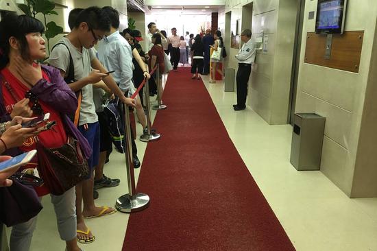 香港人拥抱英国新姿势:买英镑