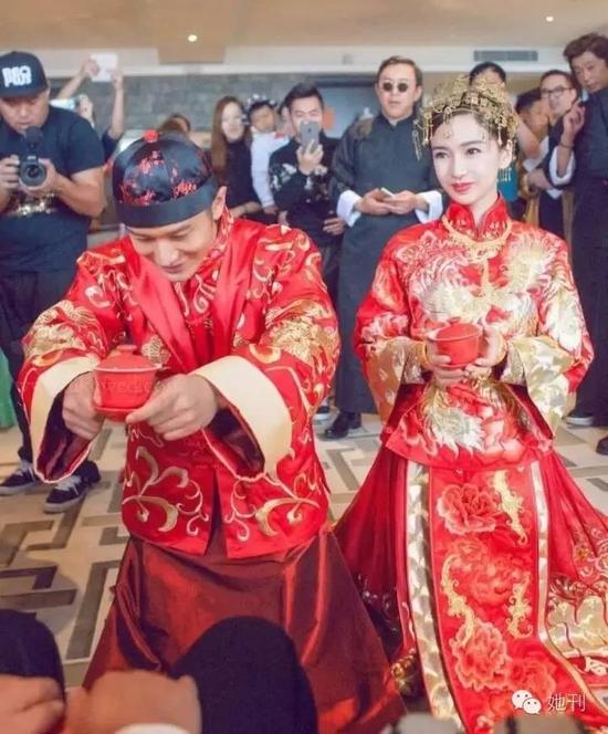 baby身穿的中式礼服红衣金线刺绣,耗工8000个工时,光刺绣就长达数月之久,正是郭培的拿手力作