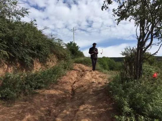 从公路下到阿姑山村小学,还有长长一段土路