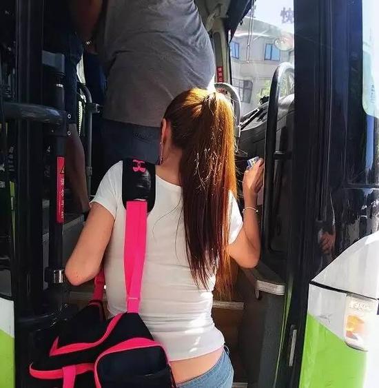 刘乐妍挤公交