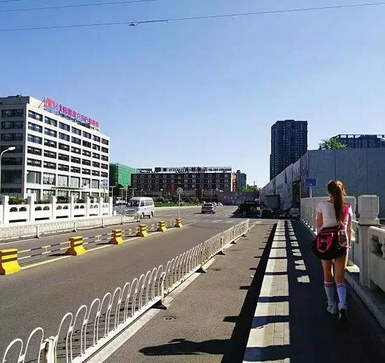 下了公交车,刘乐妍步行前往飘Home酒店试镜