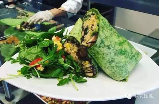 健康版的墨西哥burrito,里面是quiona(藜麥),香菇和各种蔬菜