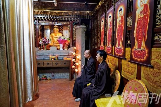 2016年9月某天,普贤莲社的居士们为北京松堂关怀医院的往生者进行助念,他们相信这将有助于离世者在肉体生命结束后,前往另一个美好的世界。在港台和英美的缓和医疗、临终关怀理念里“,灵性关怀”通常由牧师、修女和佛教法师等宗教人士承担。无论是何种专业人士,灵性关怀都致力于让病人与自己的核心连结,发现或重塑人生最后的存在意义。1987年成立的松堂医院是北京最早的民营临终关怀医院,也是惟一建有佛堂的此类医院。至今已有2万多人在松堂住院辞世(往生),临终助念1600人以上 (孙俊彬)