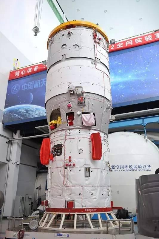 “天宫二号”在做热试验准备。(图片来源:中国运载火箭技术研究院、中国航天科技集团第五研究院)