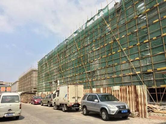 小悦悦事件事发地的建筑已被拆除。