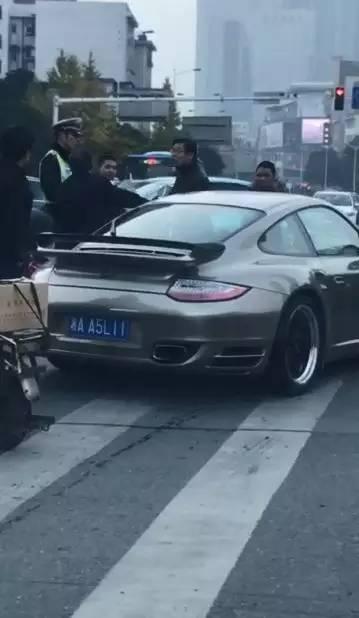 大兵与老人引发口头争论。