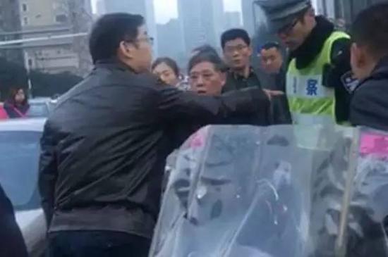 大兵与交警发生争执。