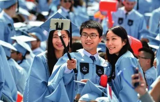 2015年5月20日,几名中国留学生在美国哥伦比亚大学毕业典礼上自拍。(@视觉中国)
